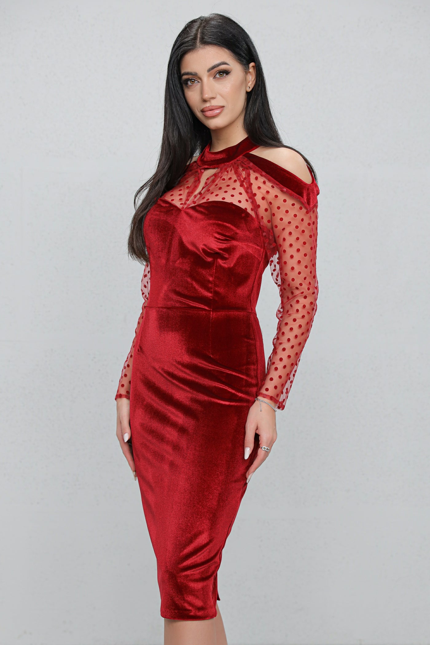 Rochie MBG rosie din catifea cu maneci din tull cu buline si decupaj pe umar