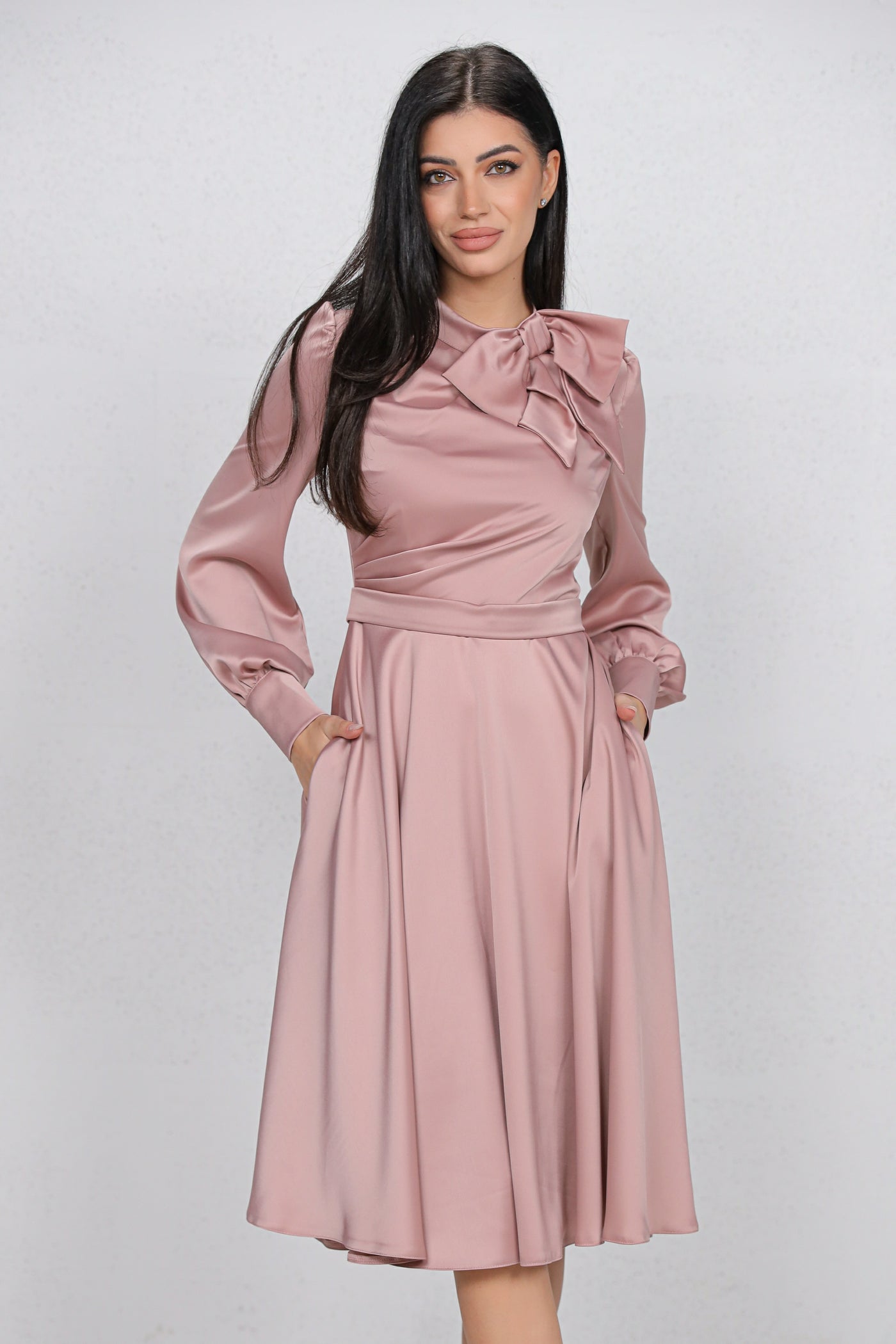 Rochie MBG roz satinata cu funda la gat