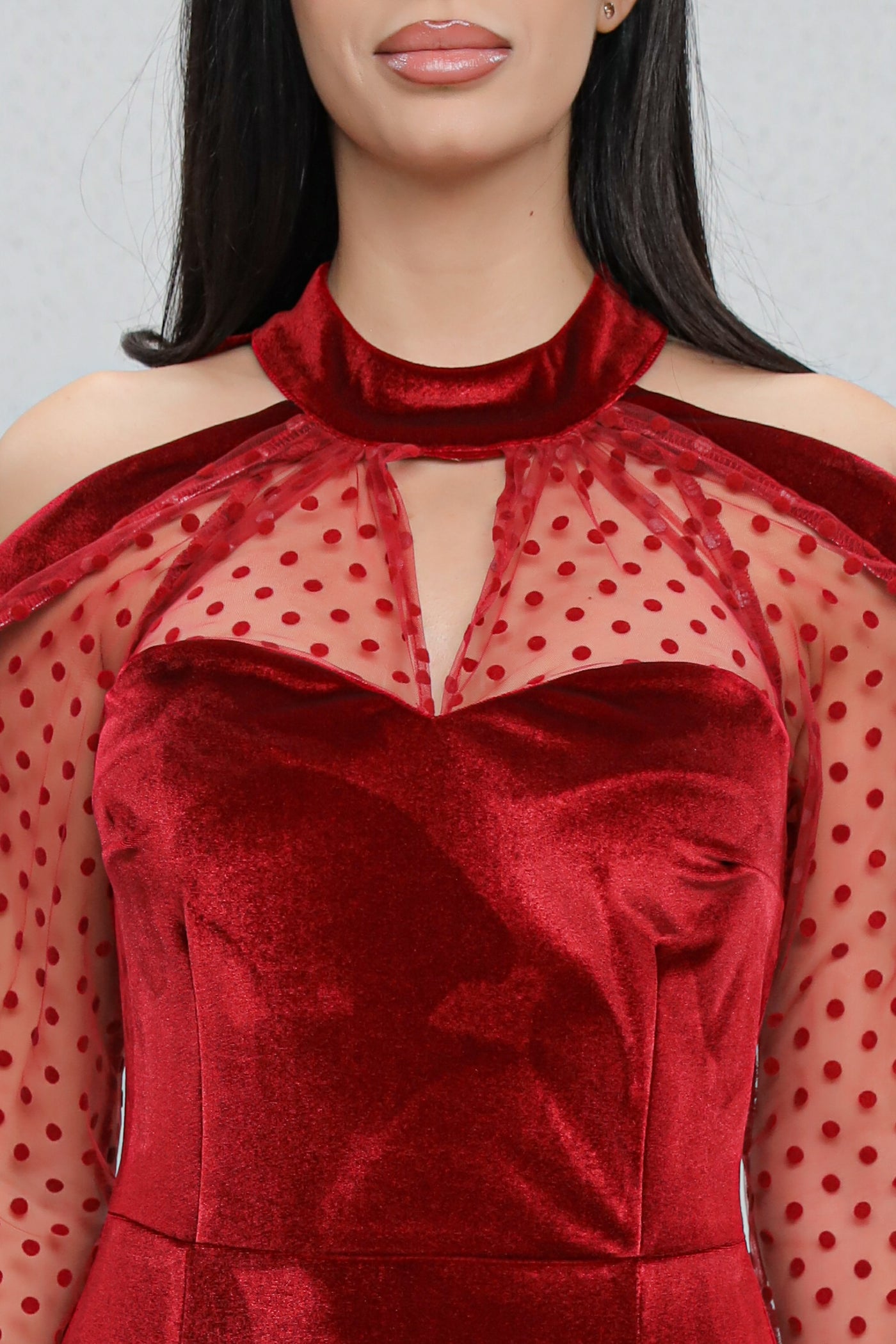 Rochie MBG rosie din catifea cu maneci din tull cu buline si decupaj pe umar