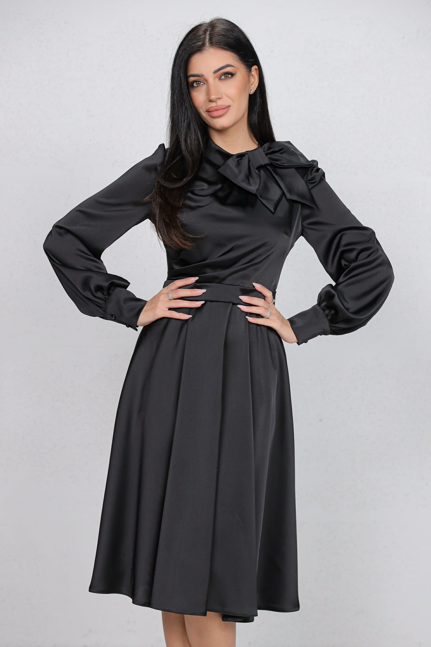 Rochie MBG neagra satinata cu funda la gat