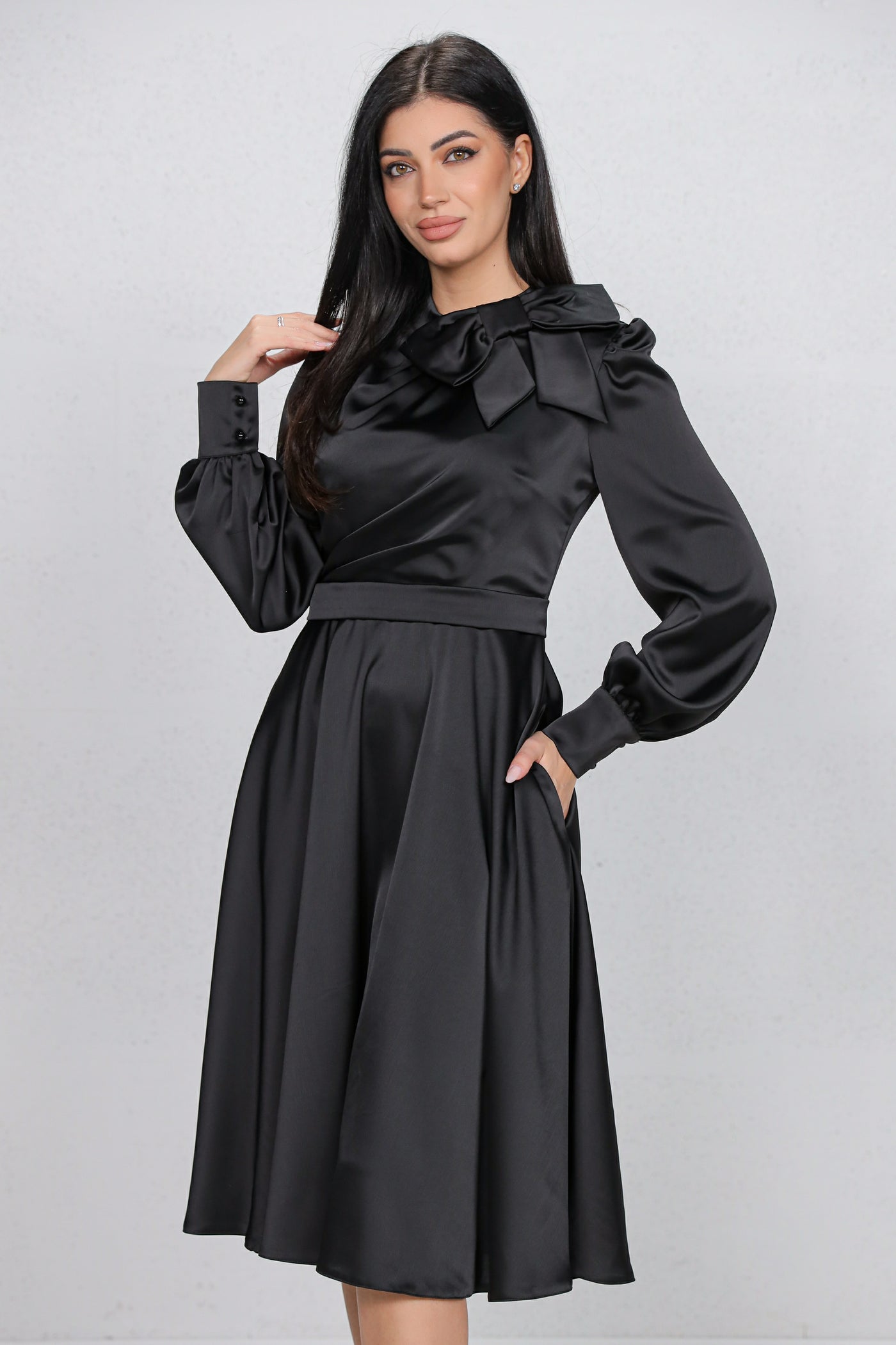 Rochie MBG neagra satinata cu funda la gat