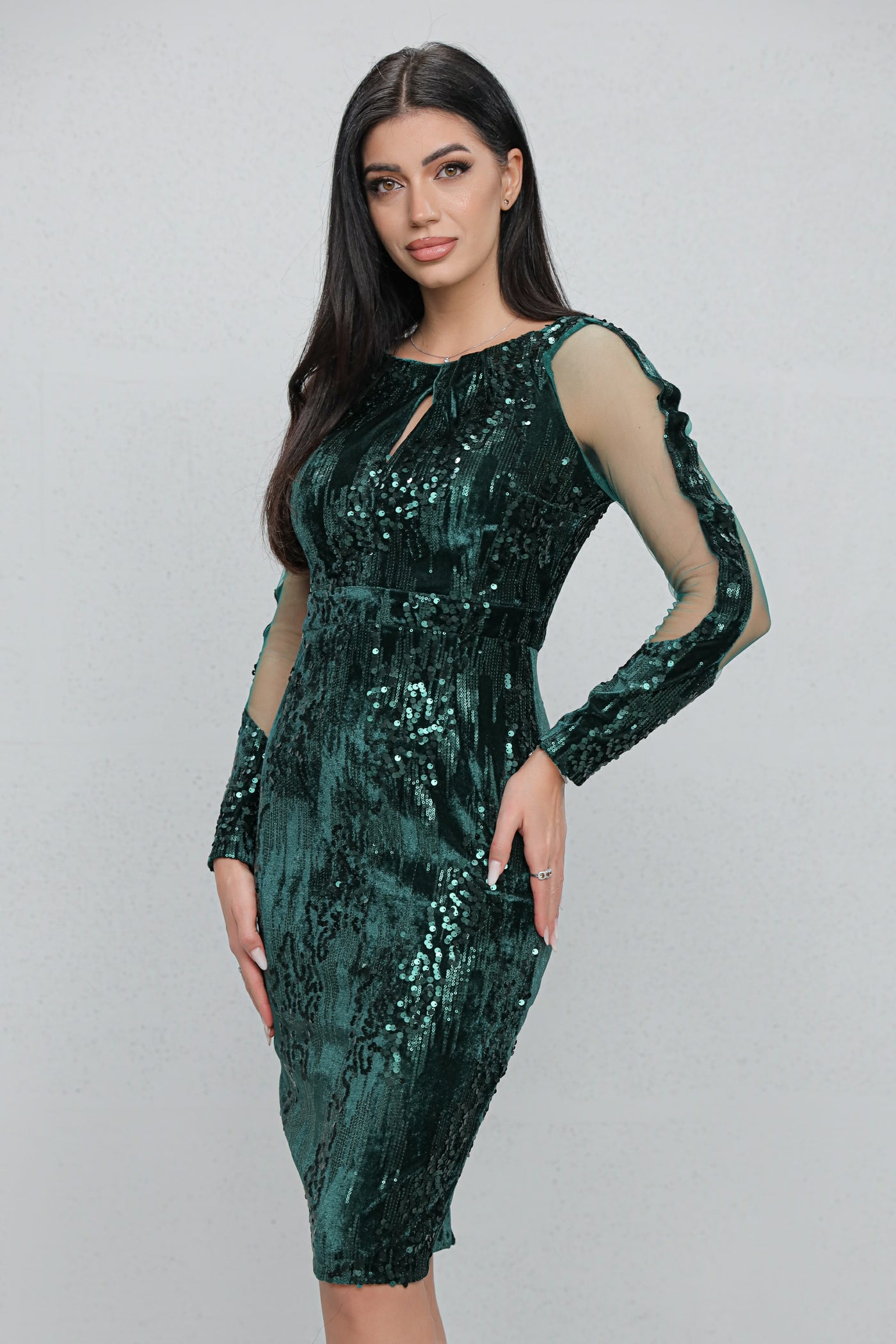 Rochie MBG verde din paiete si decupaj din tull pe maneci