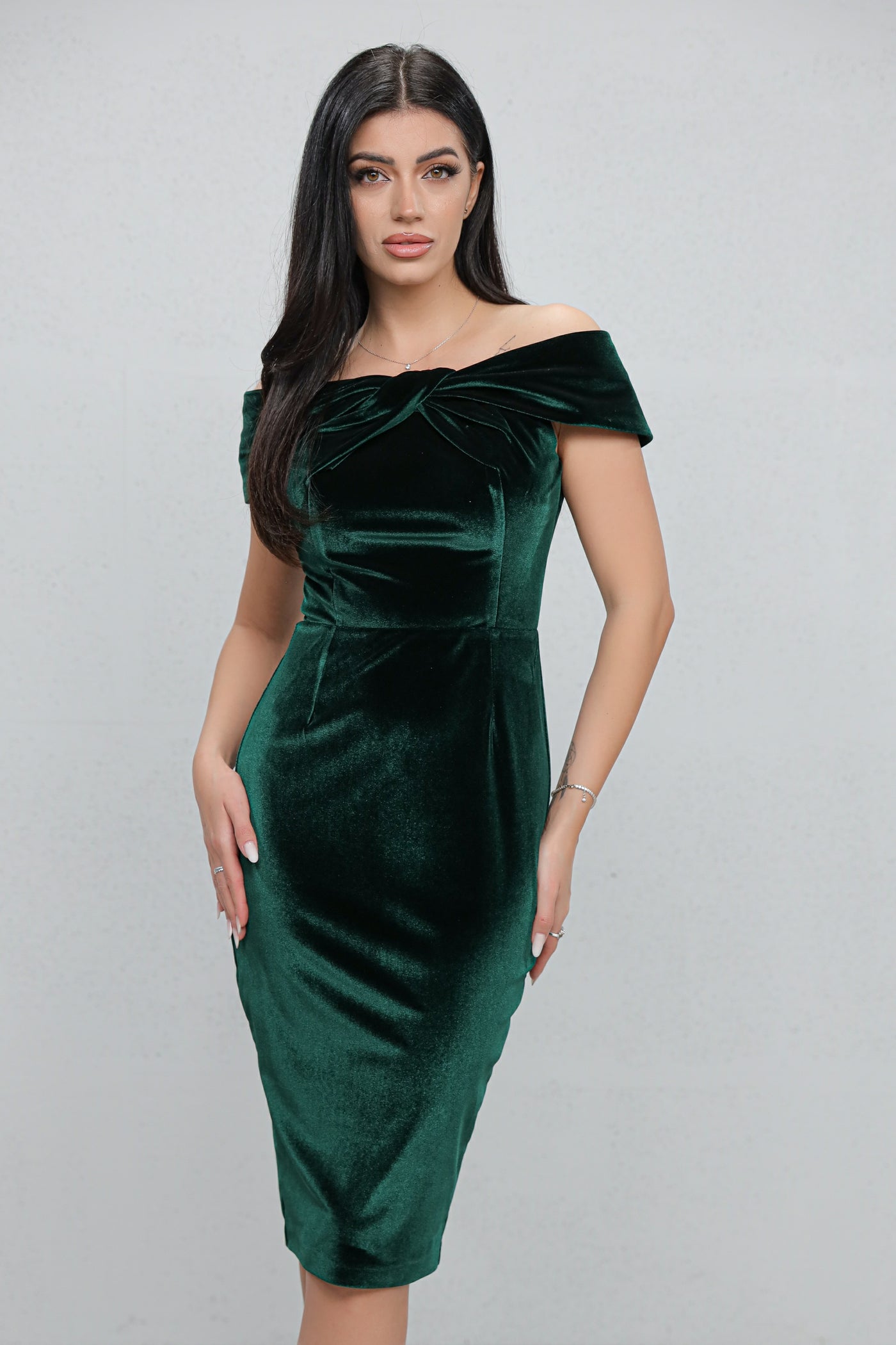 Rochie MBG verde pe umeri cu funda la bust
