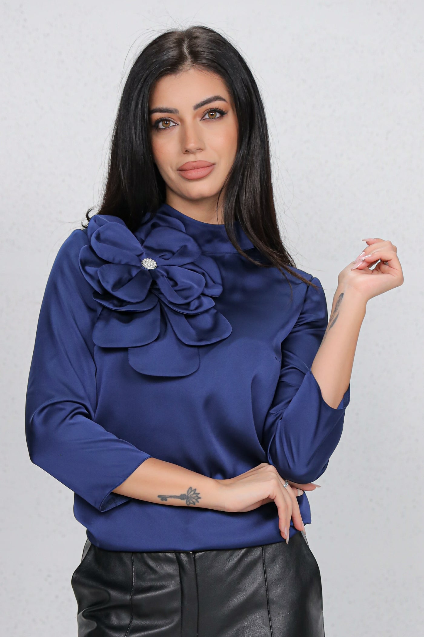 Bluza MBG satinata bleumarin cu floare maxi