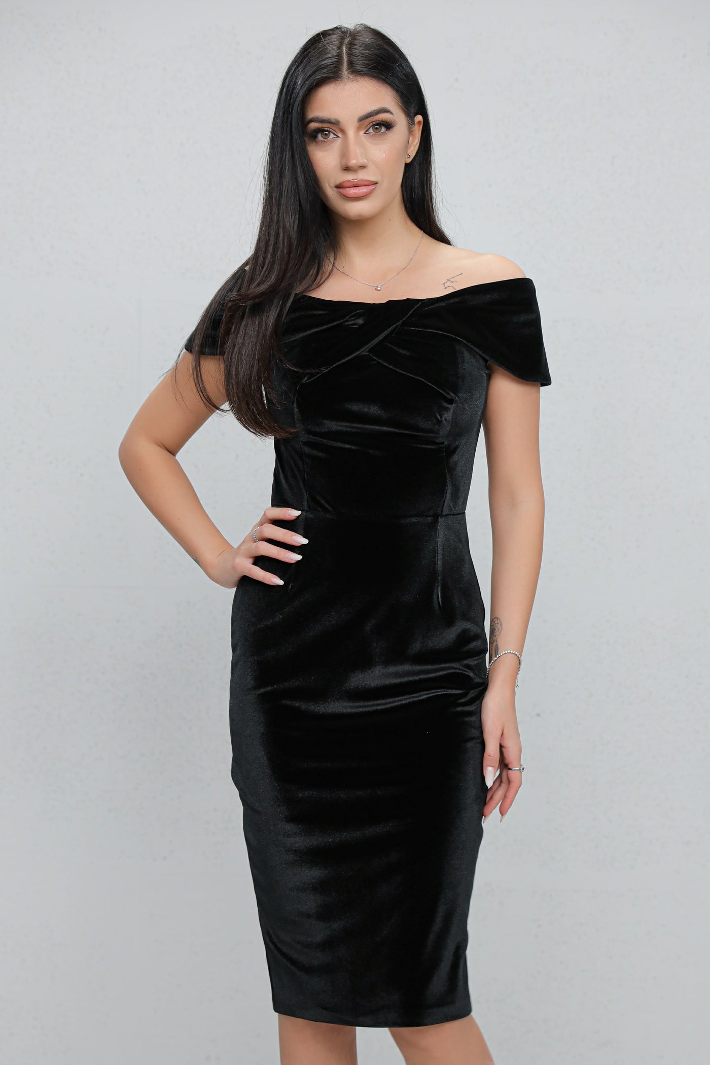 Rochie MBG neagra pe umeri cu funda la bust