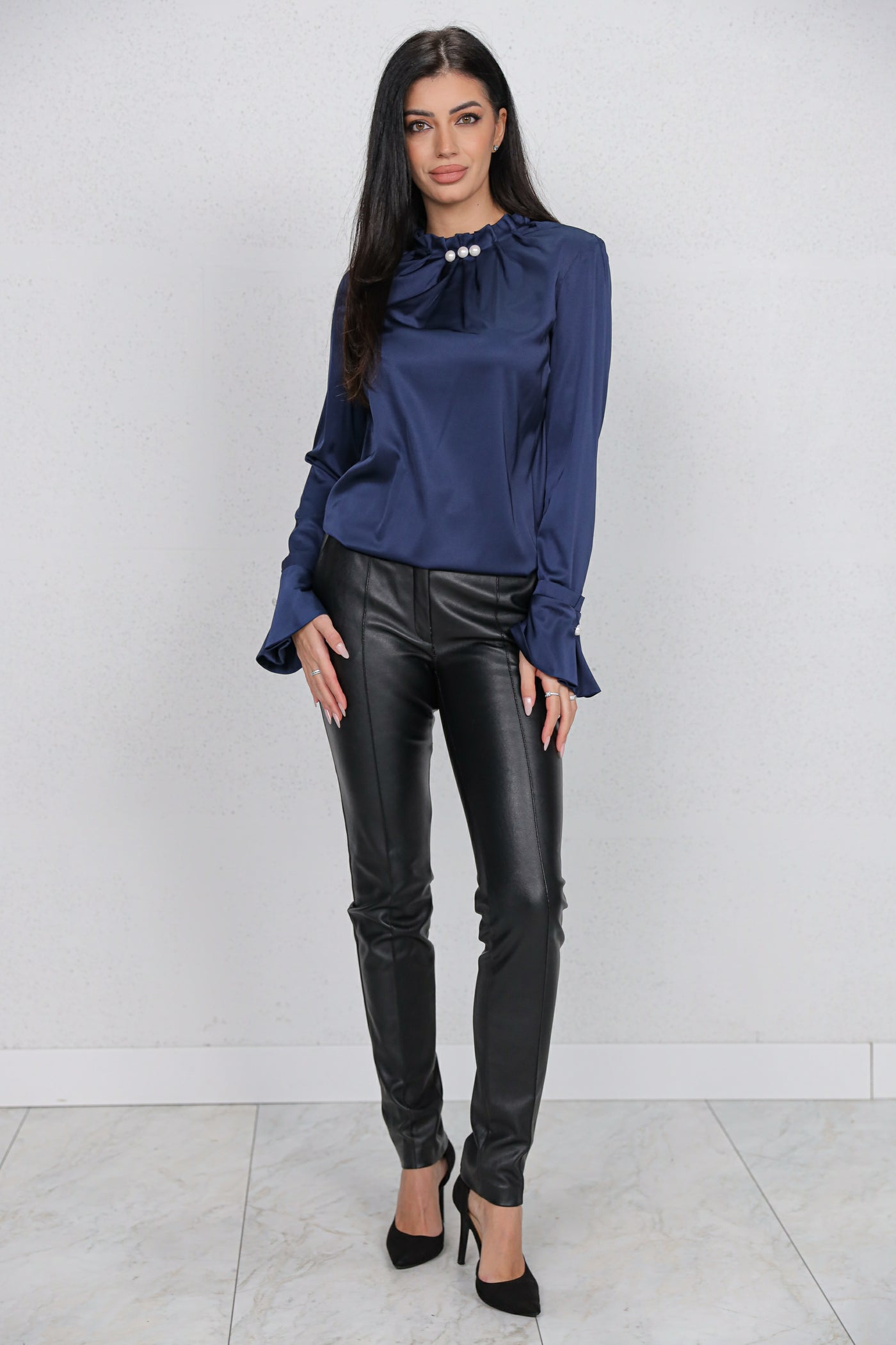 Bluza MBG bleumarin satinata cu perle la gat