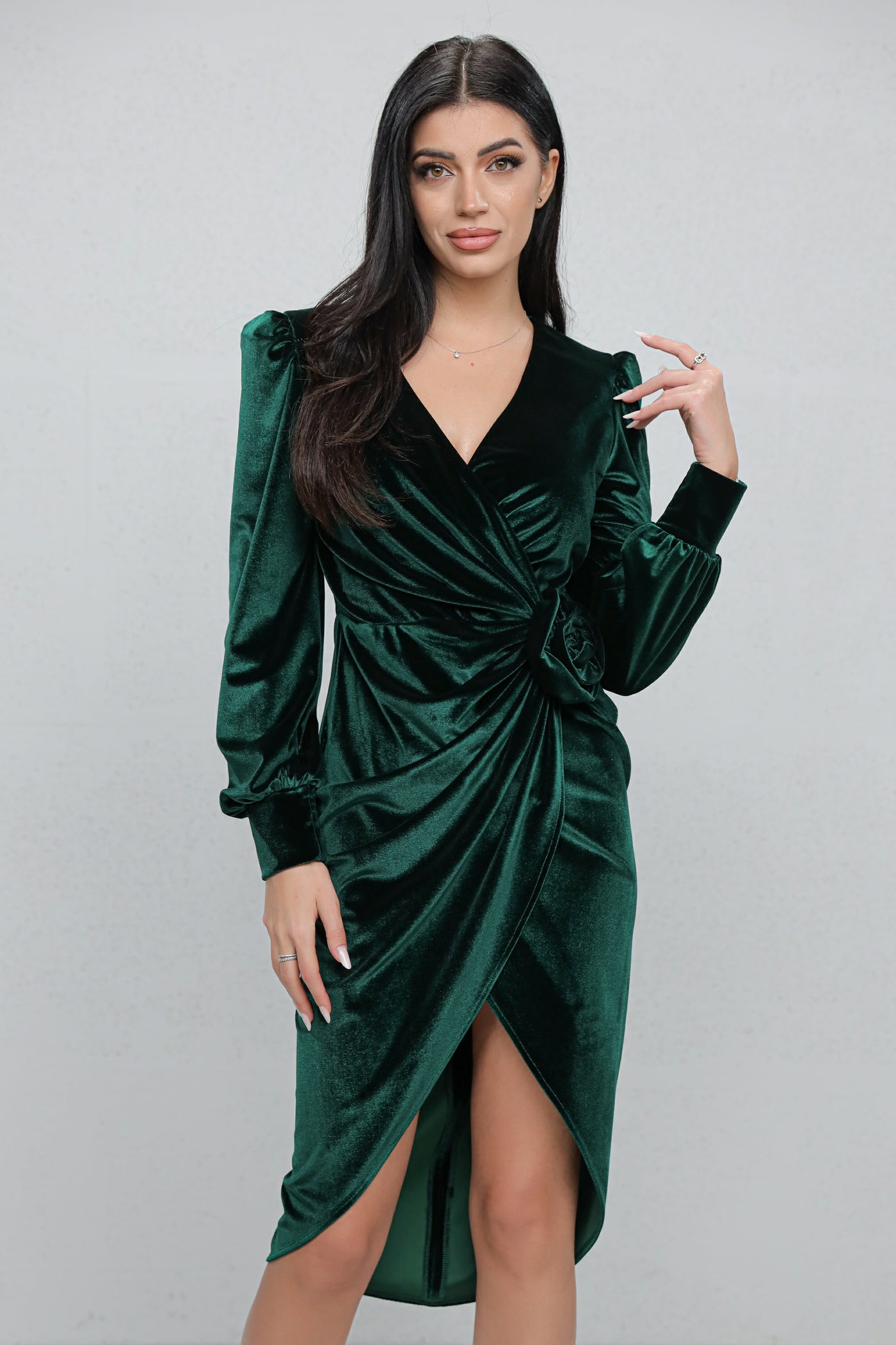 Rochie MBG verde din catifea petrecuta tip lalea cu floare 3D in talie