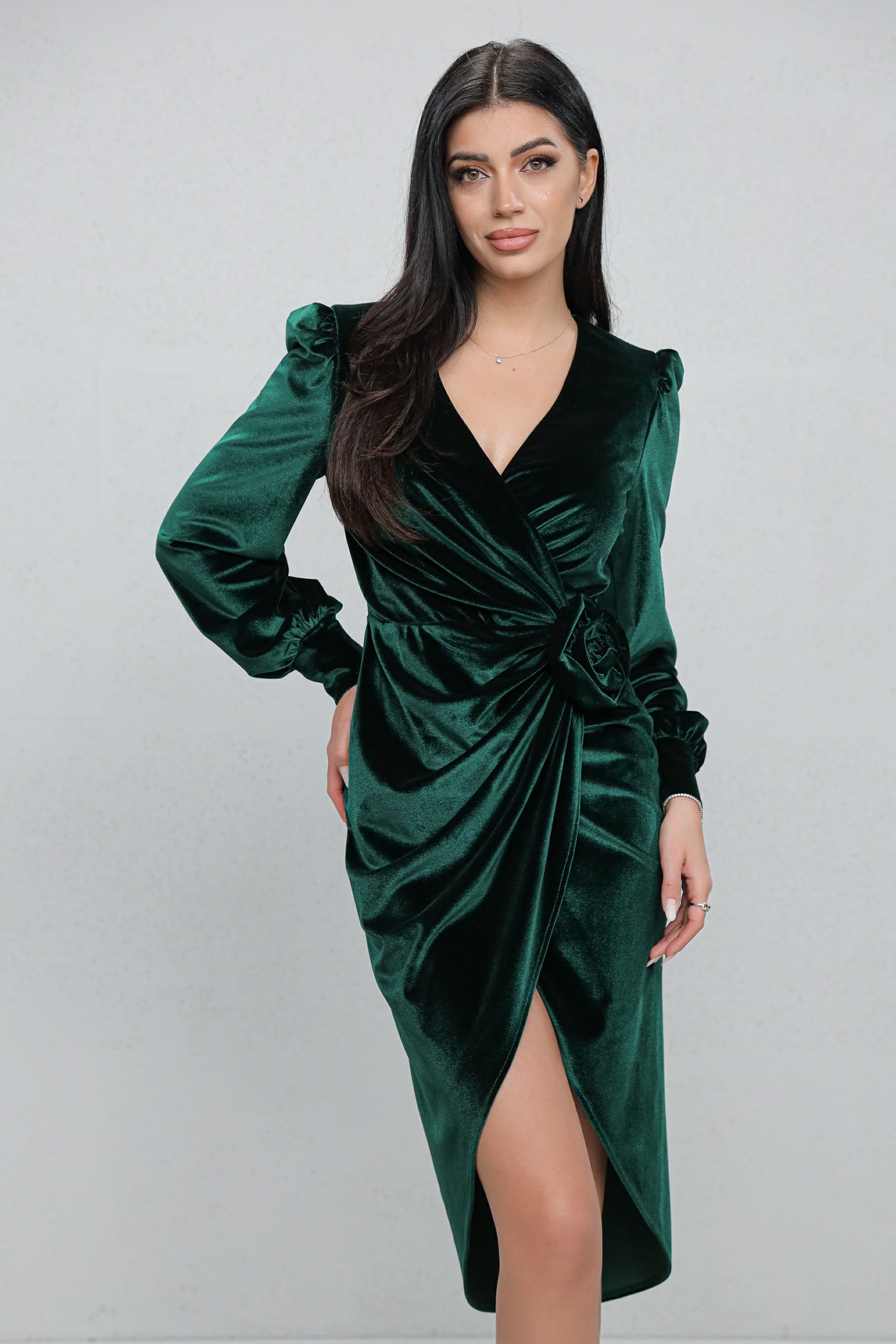 Rochie MBG verde din catifea petrecuta tip lalea cu floare 3D in talie