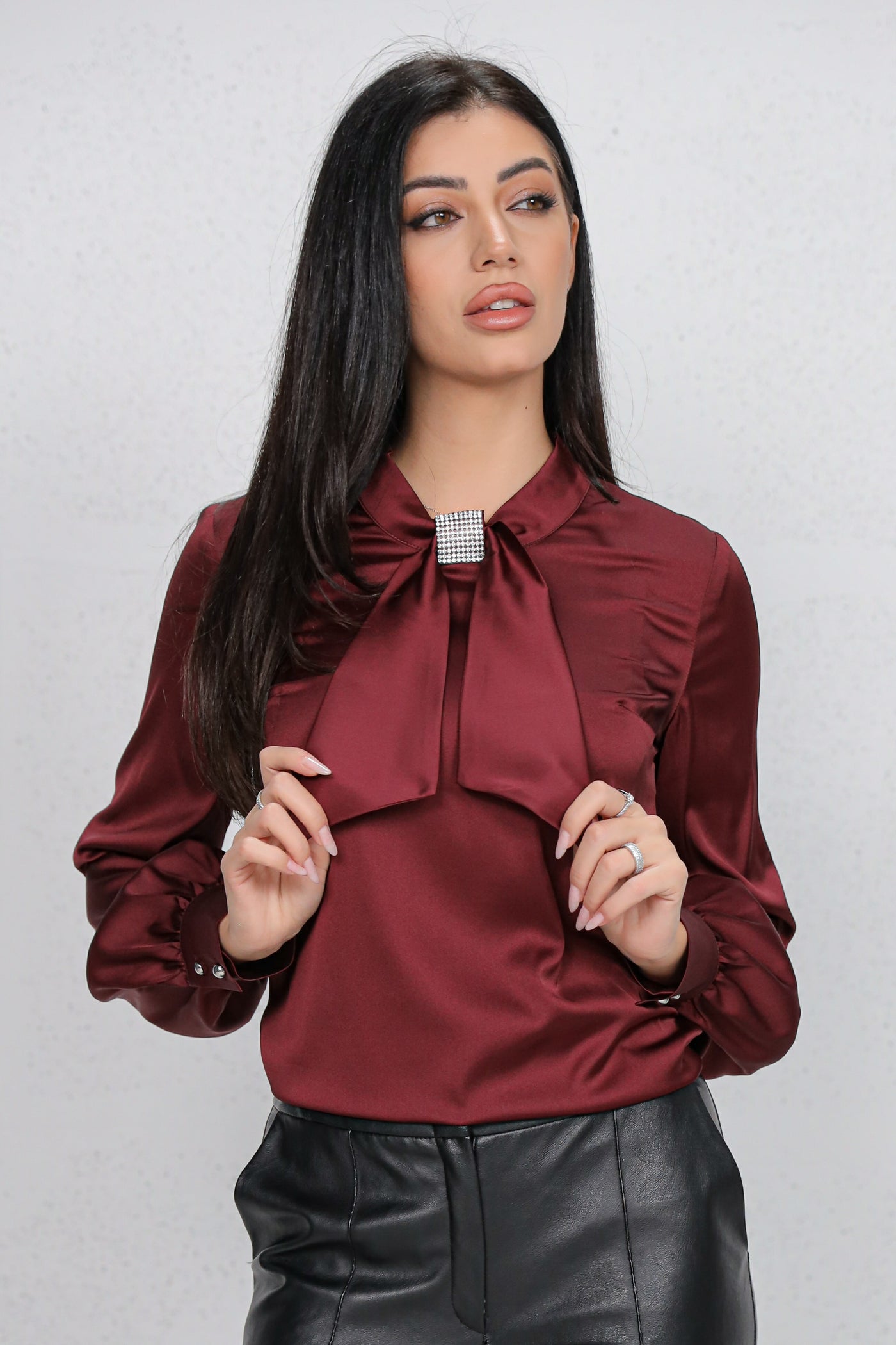 Bluza MBG bordo satinata si funda cu strasuri la gat