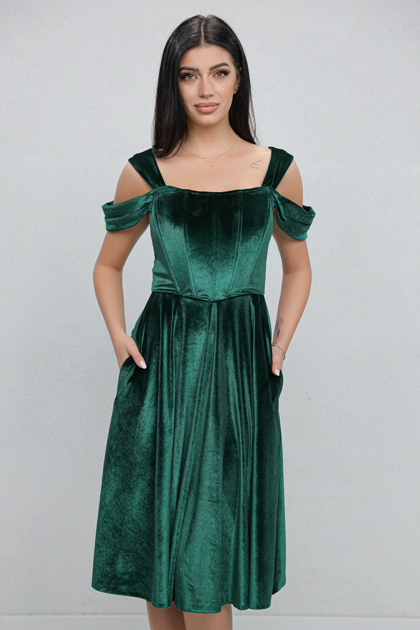 Rochie MBG verde din catifea cu bust corsetat