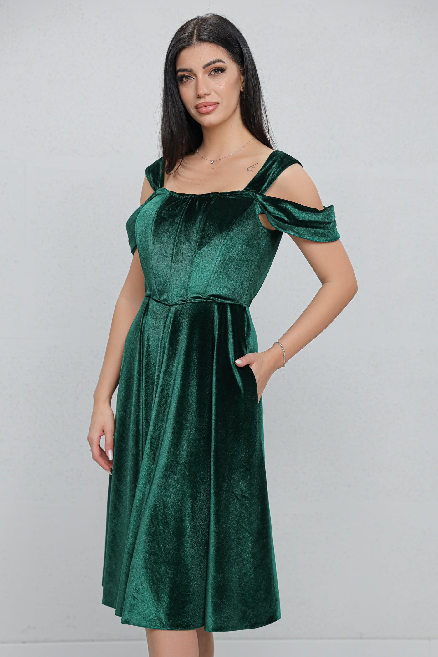 Rochie MBG verde din catifea cu bust corsetat