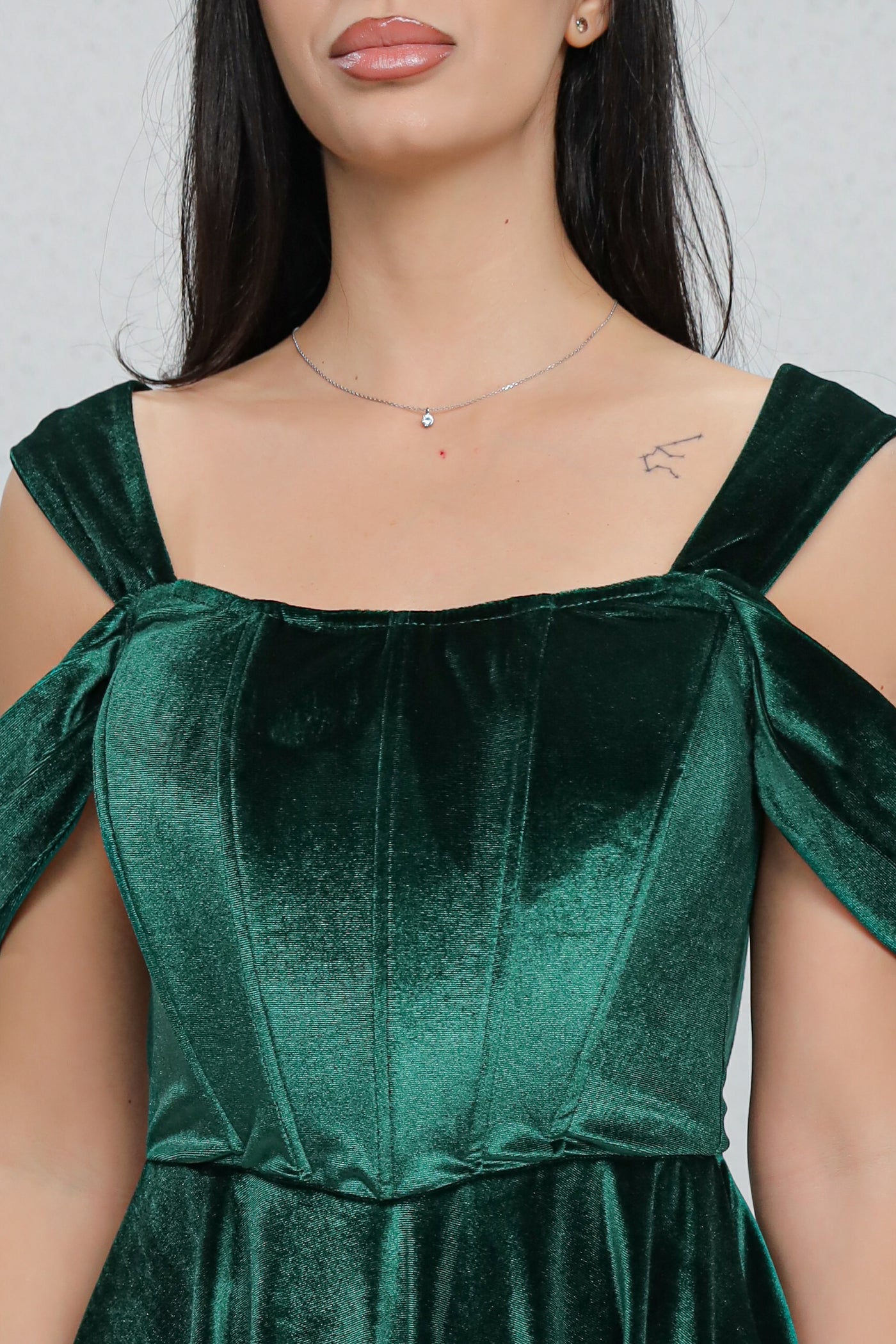 Rochie MBG verde din catifea cu bust corsetat