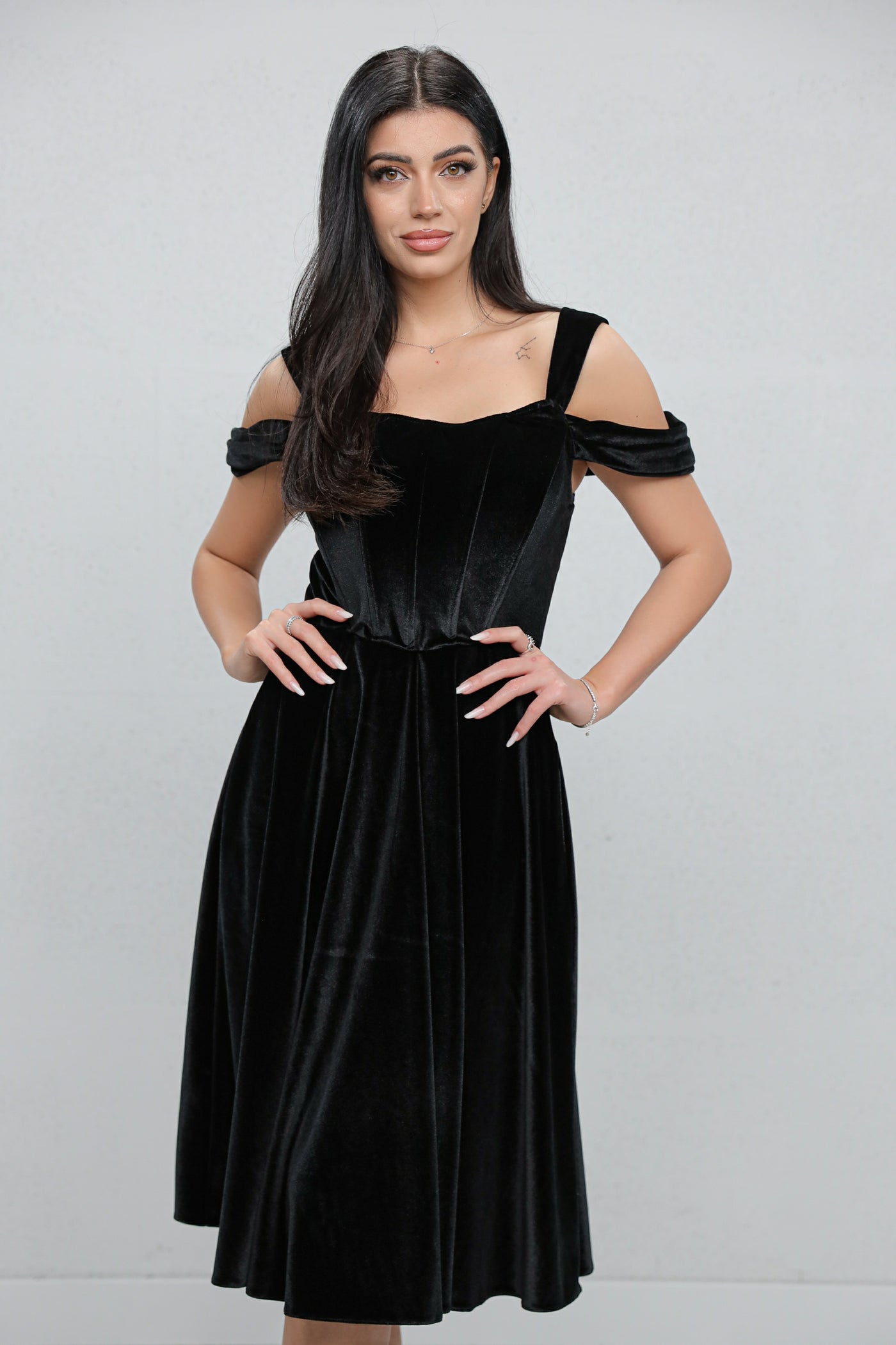 Rochie MBG neagra din catifea cu bust corsetat
