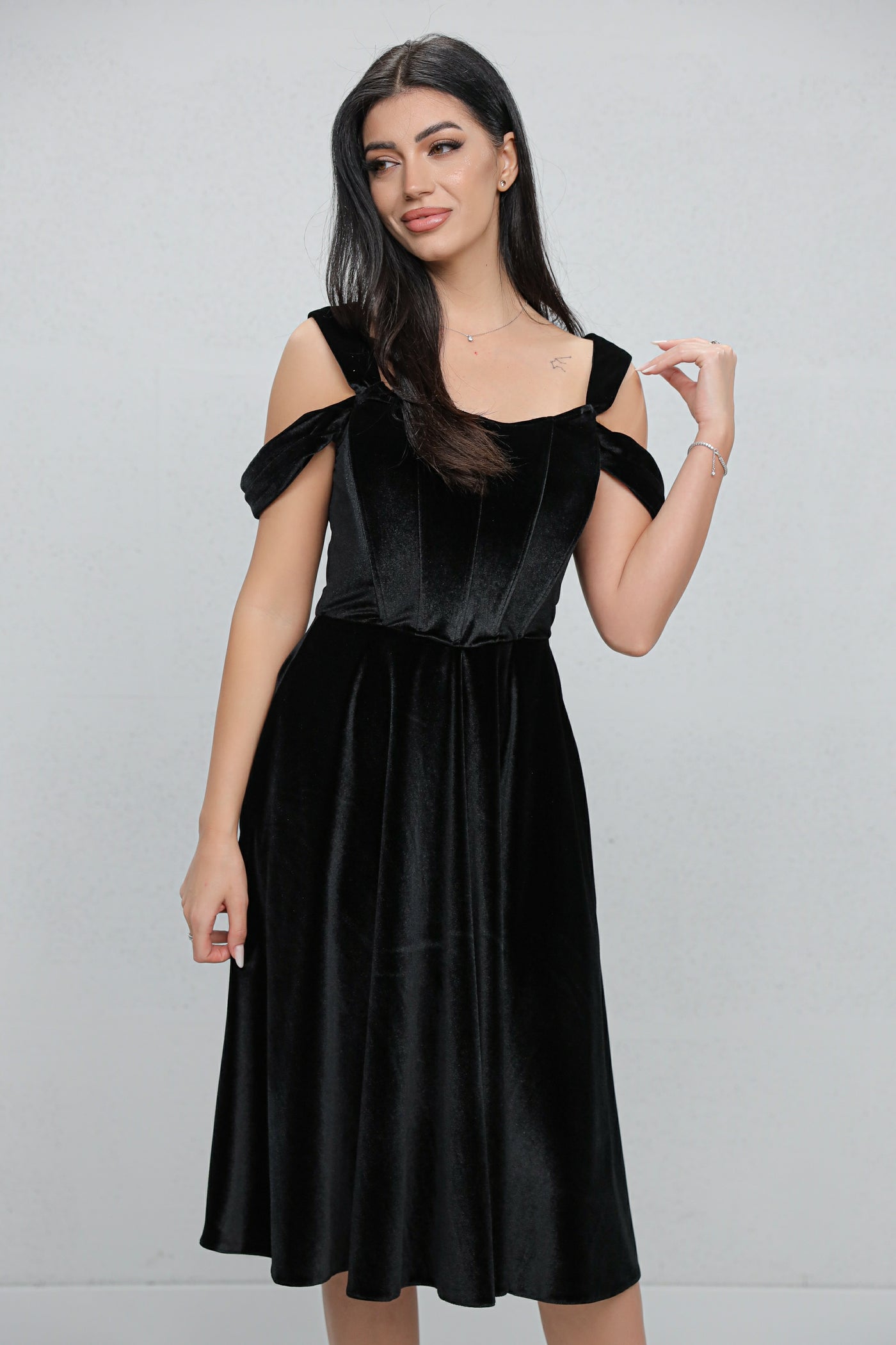 Rochie MBG neagra din catifea cu bust corsetat