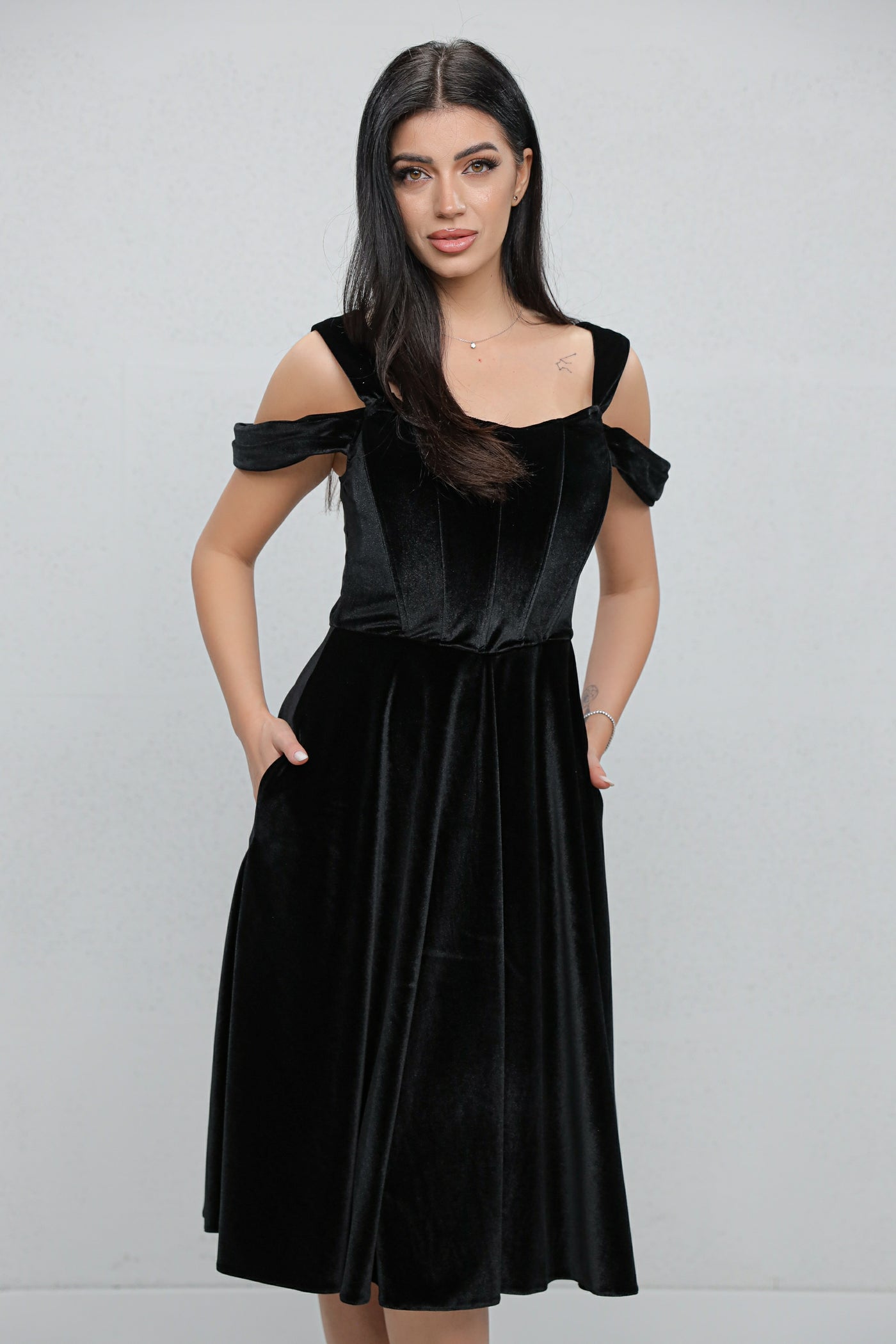 Rochie MBG neagra din catifea cu bust corsetat