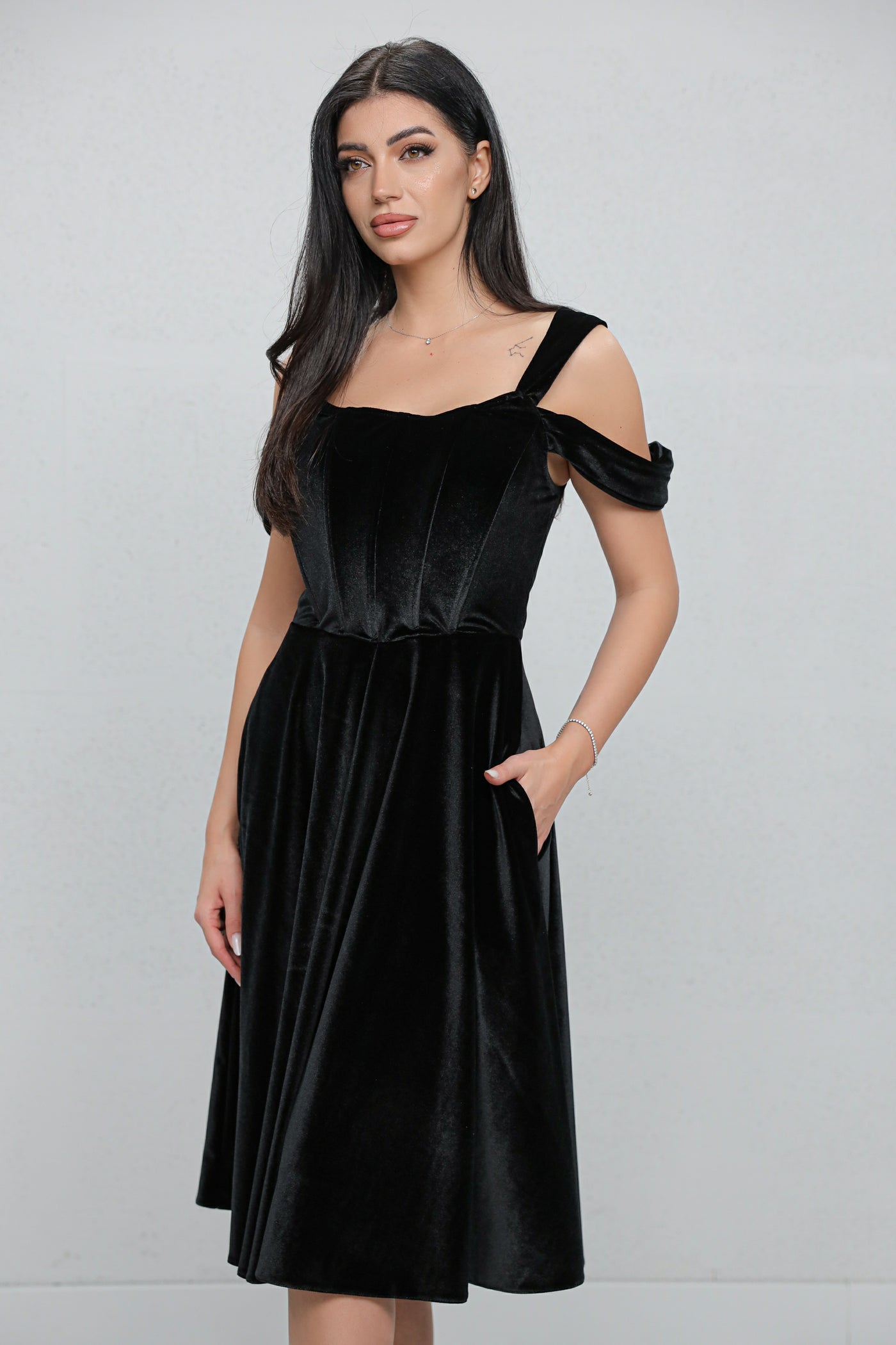 Rochie MBG neagra din catifea cu bust corsetat
