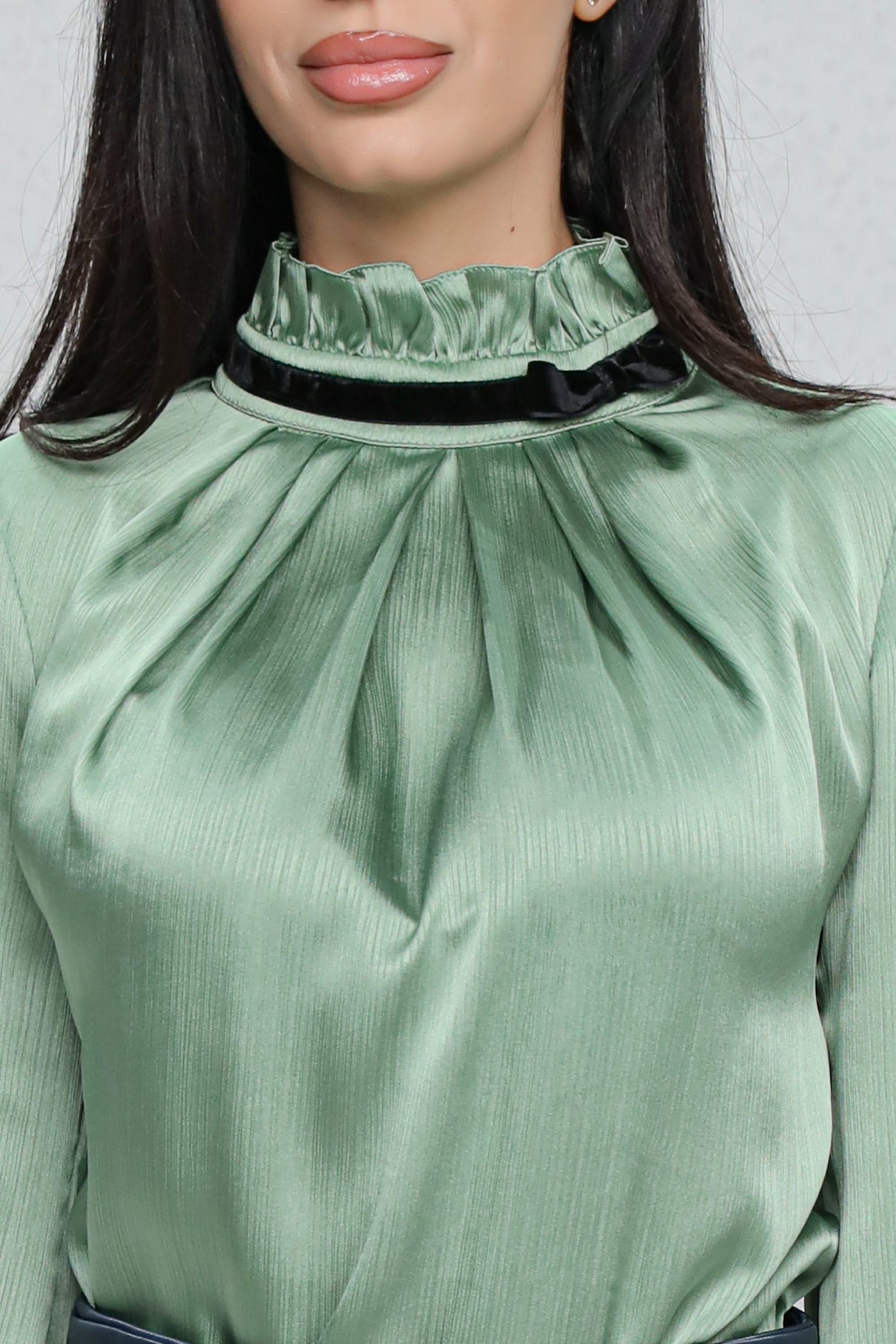 Bluza MBG olive din voal satinat accesorizata cu benzi catifea si fundite