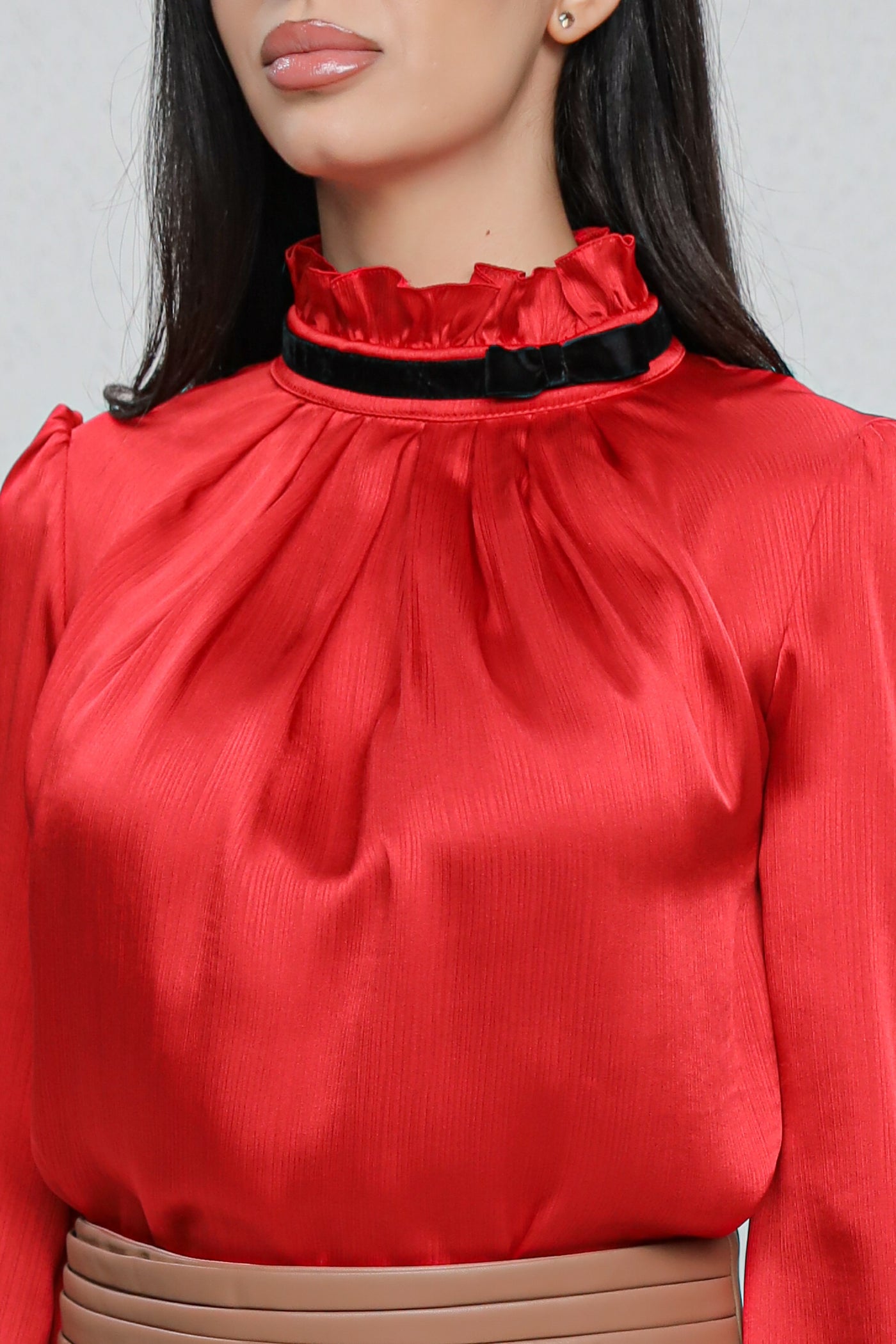 Bluza MBG rosie din voal satinat accesorizata cu benzi catifea si fundite