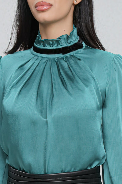 Bluza MBG turquoise din voal satinat accesorizata cu benzi catifea si fundite