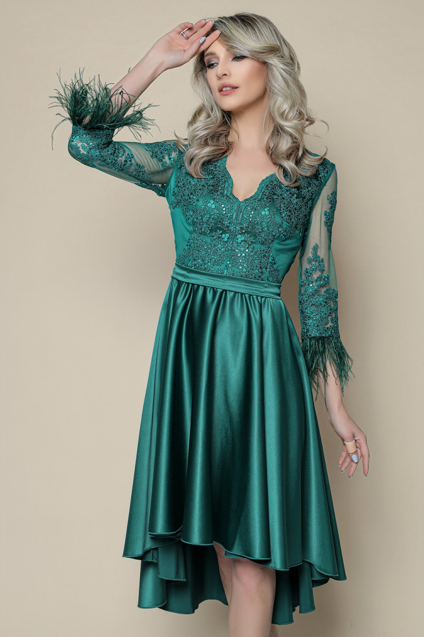 Rochie MBG verde cu broderie pe bust si fulgi la maneca