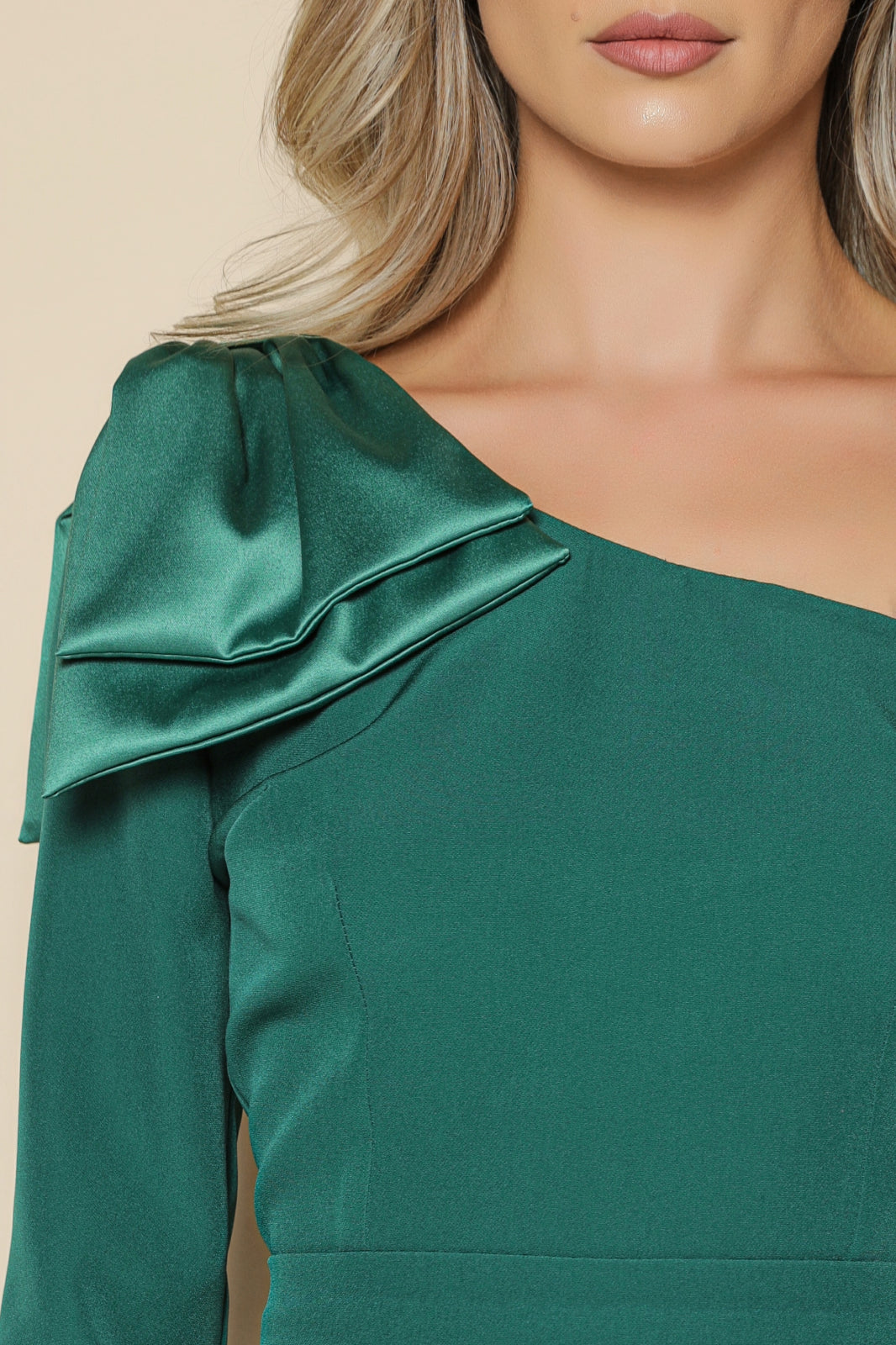 Rochie MBG verde pe un umar cu funda maxi si fulgi